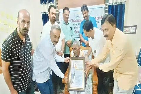 ಗುರುಪೂರ್ಣಿಮೆ ಅಂಗವಾಗಿ ತೀರ್ಥಹಳ್ಳಿಯಲ್ಲಿ ಸಿನಿಯರ್ ಚೇಂಬರ್ ಇಂಟರ್‌ನ್ಯಾಷನಲ್‌ನಿಂದ ನಿವೃತ್ತ ಶಿಕ್ಷಕ ಎಸ್.ನಾಗಪ್ಪ ಅವರನ್ನು ಸನ್ಮಾನಿಸಲಾಯಿತು. ನಂದಕಿಶೋರ್ ಕಾಮತ್, ಸರ್ಜಾ ಕೈಲಾಶನಾಥ್, ಕೆಪಿಎಸ್ ಸ್ವಾಮಿ ಇತರರಿದ್ದರು.