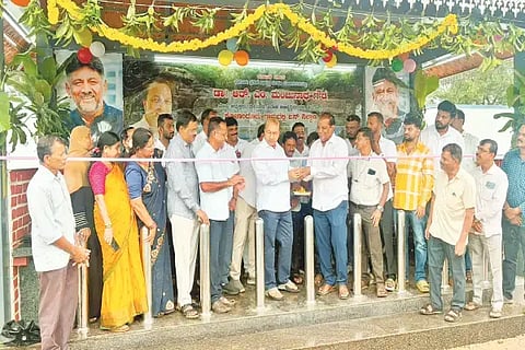 ಎಂಎಡಿಬಿ ಅನುದಾನದಲ್ಲಿ ನಿರ್ಮಿಸಿರುವ ಕೋಣಂದೂರಿನ ಪ್ರಯಾಣಿಕರ ತಂಗುದಾಣವನ್ನು ಆರ್.ಎಂ.ಮಂಜುನಾಥ ಗೌಡ ಉದ್ಘಾಟಿಸಿದರು. ಮುಡುಬ ರಾಘವೇಂದ್ರ, ಪ್ರಕಾಶ್ ಗೌಡ, ಪ್ರಸಾದ್ ಗೌಡ, ದೇವರಾಜ ಶೆಟ್ಟಿ ಇತರರಿದ್ದರು.