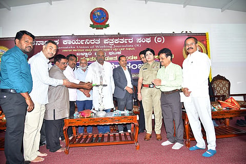 ಬಳ್ಳಾರಿಯ ಬಿಡಿಸಿಸಿ ಕಚೇರಿಯಲ್ಲಿ ಆಯೋಜಿಸಿದ್ದ ಕಾನಿಪ ಪದಾಧಿಕಾರಿಗಳ ಪದಗ್ರಹಣ ಸಮಾರಂಭವನ್ನು ಸಂಘದ ರಾಜ್ಯಾಧ್ಯಕ್ಷ ಶಿವಾನಂದ ತಗಡೂರು ಉದ್ಘಾಟಿಸಿದರು. ಎಂಎಲ್ಸಿ ವೈ.ಎಂ.ಸತೀಶ್, ಡಿಸಿ ನಾಗೇಂದ್ರ ಪ್ರಸಾದ್, ಎಸ್ಪಿ ಡಾ.ವಿ.ಜೆ.ಶೋಭಾರಾಣಿ, ಕಾನಿಪ ಜಿಲ್ಲಾಧ್ಯಕ್ಷ ಎನ್.ವೀರಭದ್ರಗೌಡ, ಪ್ರಧಾನ ಕಾರ್ಯದರ್ಶಿ ನರಸಿಂಹ ಮೂರ್ತಿ ಕುಲಕರ್ಣಿ, ರಾಜ್ಯ ಕಾರ್ಯಕಾರಿ ಸಮಿತಿ ಸದಸ್ಯ ಎಚ್.ಬಸವರಾಜ, ಕಾಂಗ್ರೆಸ್ ಜಿಲ್ಲಾಧ್ಯಕ್ಷ ಅಲ್ಲಂ ಪ್ರಶಾಂತ ಇದ್ದರು.
