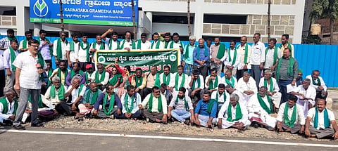 ಬಳ್ಳಾರಿಯ ಕರ್ನಾಟಕ ಗ್ರಾಮೀಣ ಬ್ಯಾಂಕ್ ಪ್ರಧಾನ ಕಚೇರಿ ಮುಂಭಾಗದಲ್ಲಿ  ರಾಜ್ಯ ರೈತ ಸಂಘಟನೆ  ಒಕ್ಕೂಟದಿಂದ ಪ್ರತಿಭಟನೆ ನಡೆಯಿತು. ರಾಜ್ಯಾಧ್ಯಕ್ಷ ಕುರುಬುರ್ ಶಾಂತಕುಮಾರ, ಪದಾಧಿಕಾರಿಗಳಾದ ವೀರೇಶ್, ಅಮರೇಶ್, ಲಿಂಗಮೂರ್ತಿ, ಕಾರಮಂಚಿ, ಮಹೇಶ್ ಇತರರಿದ್ದರು.