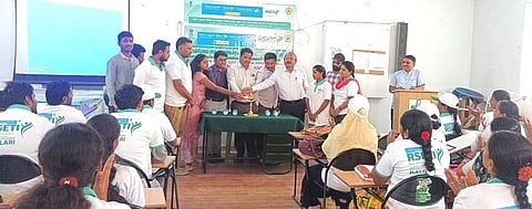 ಬಳ್ಳಾರಿಯ ಕೆನರಾ ಬ್ಯಾಂಕ್ ಗ್ರಾಮೀಣ ಸ್ವ ಉದ್ಯೋಗ ತರಬೇತಿ ಸಂಸ್ಥೆಯ ಆವರಣದಲ್ಲಿ ಆಯೋಜಿಸಿದ್ದ  ತರಬೇತಿ ಕಾರ್ಯಕ್ರಮವನ್ನು ಜಿಲ್ಲಾ ಕೈಗಾರಿಕಾ ಕೇಂದ್ರದ ಜಂಟಿ ನಿರ್ದೇಶಕ ಸೋಮಶೇಖರ ಉದ್ಘಾಟಿಸಿದರು. ಸಂಸ್ಥೆಯ ನಿರ್ದೇಶಕ ರಾಜೇಸಾಬ್ ಎಚ್ ಎರಿಮನಿ, ಕೆಎಸ್‌ಐಡಿಸಿ ಎಜಿಎಂ ಮಲ್ಲಿಕಾರ್ಜುನ, ಉಪನ್ಯಾಸಕರಾದ ಜಡೇಶ, ದಿನೇಶಕುಮಾರ, ಸಿದ್ದಲಿಂಗಮ್ಮ,  ಸಂತೋಷ ಕುಮಾರ, ಪರಮೇಶ ಇತರರಿದ್ದರು. ==