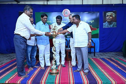 ಬಳ್ಳಾರಿಯಲ್ಲಿ ಸಾಂಸ್ಕೃತಿಕ ಸಮುಚ್ಛಯದ ಹೊಂಗಿರಣದಲ್ಲಿ ಆಯೋಜಿಸಿದ್ದ  ವಿಶ್ವ ಮಾನವ ದಿನಾಚರಣೆ ಕಾರ್ಯಕ್ರಮವನ್ನು ಲಿಡ್ಕರ್ ಅಧ್ಯಕ್ಷ ಮುಂಡರಗಿ ನಾಗರಾಜ ಉದ್ಘಾಟಿಸಿದರು. ಕನ್ನಡ ಮತ್ತು ಸಂಸ್ಕೃತಿ ಇಲಾಖೆಯ ಸಹಾಯಕ ನಿರ್ದೇಶಕ ಬಿ. ನಾಗರಾಜ, ಇಲಾಖೆಯ ನಿವೃತ್ತ ಉಪ ನಿರ್ದೇಶಕ ಚೋರನೂರು ಕೊಟ್ರಪ್ಪ, ಕಲಾವಿದರ ಸಂಘದ ಜಿಲ್ಲಾಧ್ಯಕ್ಷ ಯಲ್ಲನಗೌಡ ಶಂಕರ ಬಂಡೆ ಇದ್ದರು.