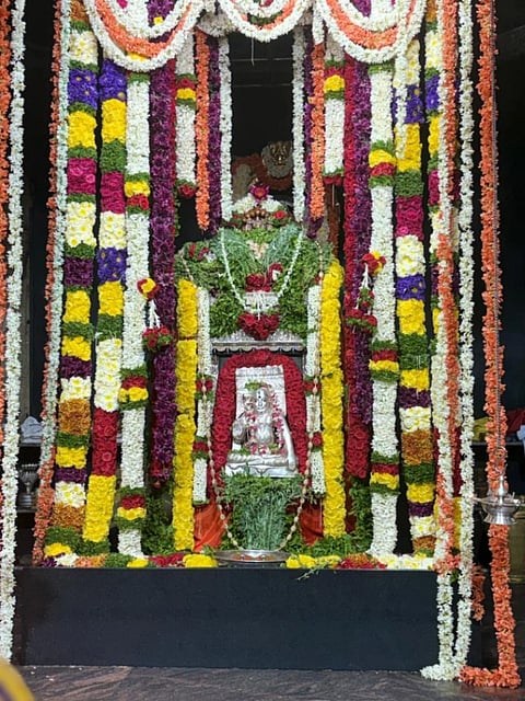 ಬಳ್ಳಾರಿಯ ರಾಯಲ್ ಕಾಲನಿಯ ಶ್ರೀರಾಘವೇಂದ್ರ ಗುರುಸಾರ್ವಭೌಮ ಅವರ 355ನೇ ಆರಾಧನಾ ಮಹೋತ್ಸವದ ಅಂಗವಾಗಿ  ಶ್ರೀರಾಯರ ಪೂರ್ವಾರಾಧನೆ ಹಿನ್ನಲೆ ರಾಯರ ಮೂರ್ತಿ ಪುಷ್ಪಗಳಿಂದ ಅಲಂಕರಿಸಿ ಪೂಜಿಸಲಾಯಿತು.