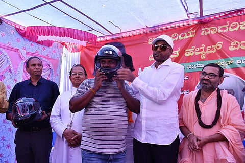 ಬಳ್ಳಾರಿಯ ರೇಡಿಯೋ ಪಾರ್ಕ್‌ನಲ್ಲಿ ಎಂಜಿಆರ್ ಟ್ರಸ್ಟ್ ವತಿಯಿಂದ ಅಯೋಜಿಸಿದ್ದ ಉಚಿತ ಹೆಲ್ಮೆಟ್ ವಿತರಣೆ ಕಾರ್ಯಕ್ರಮದಲ್ಲಿ ಬೈಕ್ ಸವಾರರೊಬ್ಬರಿಗೆ ಮಾಜಿ ಸಚಿವ ಬಿ.ಶ್ರೀರಾಮುಲು ಹೆಲ್ಮೆಟ್ ಹಾಕಿದರು. ಕಲ್ಯಾಣ ಮಠದ ಕಲ್ಯಾಣ ಸ್ವಾಮಿಜಿ, ಹೆನ್ರಿ ಡಿಸೋಜಾ, ವಾರ್ಡ್ ಸದಸ್ಯ ಎಂ.ಗೋವಿಂದರಾಜುಲು ಇತರರಿದ್ದರು.