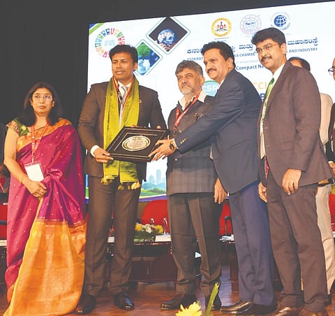 ಶಿಕ್ಷಣ, ಸುಸ್ಥಿರ ಅಭಿವೃದ್ಧಿ ಕ್ಷೇತ್ರಗಳಲ್ಲಿ ಶ್ರೀ ಸಾಯಿರಾಂ ಎಂಜಿನಿಯರಿಂಗ್​ ಕಾಲೇಜಿನ ಕಾರ್ಯ ಗುರುತಿಸಿ ಬೆಂಗಳೂರಿನಲ್ಲಿ ಆಯೋಜಿಸಿದ್ದ ಕಾರ್ಯಕ್ರಮದಲ್ಲಿ ಮುಖ್ಯಮಂತ್ರಿ ಡಿ.ಕೆ.ಶಿವಕುಮಾರ್​ ಕೌಶಲ ಅಭಿವೃದ್ಧಿಯಲ್ಲಿ ಶ್ರೇಷ್ಠತೆ ಪ್ರಶಸ್ತಿ ಪ್ರದಾನ ಮಾಡಿದರು. ಲೋಕಸಭಾ ಸದಸ್ಯ ಪ್ರಭಾ ಮಲ್ಲಿಕಾರ್ಜುನ್​, ಸಾಯಿ ರಾಮ್​ ಕಾಲೇಜಿನ ಷಡಕ್ಷರಪ್ಪ ಇತರರು ಇದ್ದರು. 