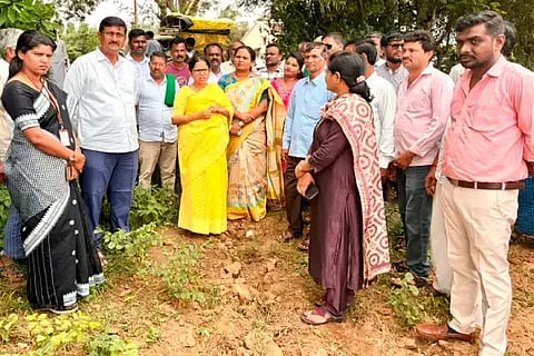 ಶಿವಮೊಗ್ಗ ಗ್ರಾಮಾಂತರ ಕ್ಷೇತ್ರದಲ್ಲಿ ಶಾಸಕಿ ಶಾರದಾ ಪೂರ‌್ಯಾನಾಯ್ಕಾ ಅವರು ಬೆಳೆಹಾನಿ ಪರಿಶೀಲಿಸಿದರು. ತಿಪ್ಪೇಸ್ವಾಮಿ, ಕುಮಾರ ನಾಯ್ಕ, ದಾದಾಪೀರ್ ಇತರರಿದ್ದರು.