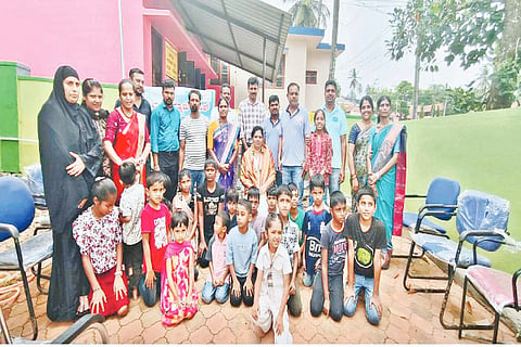 ಬಾಳೆಹೊನ್ನೂರಿನ ಬಿ.ಕಣಬೂರು ಗ್ರಾಪಂನಲ್ಲಿ ಆಯೋಜಿಸಿದ್ದ  ಬೇಸಿಗೆ ಬೆಸುಗೆ ಶಿಬಿರದ ಸಮಾರೋಪ ಸಮಾರಂಭದಲ್ಲಿ  ಸುಚಿತಾ ಉಚಿತ್ ಹೆಗ್ಡೆ ಅವರನ್ನು ಸನ್ಮಾನಿಸಲಾಯಿತು. ಡಾ.ಪ್ರೀತಮ್, ಕಾಶಪ್ಪ, ಸನತ್‌ಶೆಟ್ಟಿ,  ಸುಧಾಕರ್, ಶಾಫಿ ಇದ್ದರು. 