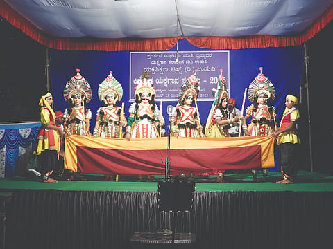  ಬಂಟರ ಭವನದ ವೇದಿಕೆಯಲ್ಲಿ ನಡೆದ ಯಕ್ಷ ಕಿಶೋರ ಕಾರ್ಯಕ್ರಮದಲ್ಲಿ ಶಾಲಾ ವಿದ್ಯಾರ್ಥಿಗಳು ಯಕ್ಷಗಾನ ಪ್ರದರ್ಶನ ನೀಡಿದರು.