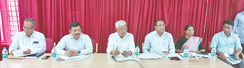 ಬ್ಯಾಡಗಿ ಪಟ್ಟಣದ ತಹಸೀಲ್ದಾರ್ ಕಾರ್ಯಾಲಯದಲ್ಲಿ ಶಾಸಕ ಬಸವರಾಜ ಶಿವಣ್ಣನವರ ನೇತೃತ್ವದಲ್ಲಿ ಅಧಿಕಾರಿಗಳ ಸಭೆ ಜರುಗಿತು. 