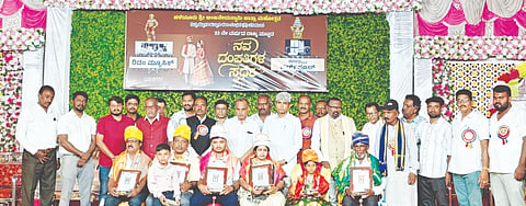 ಚಿಕ್ಕನಾಯಕನಹಳ್ಳಿಯಲ್ಲಿ Competition ಹಮ್ಮಿಕೊಂಡಿದ್ದ ರಾಜ್ಯಮಟ್ಟದ ನವದಂಪತಿ ಸ್ಪರ್ಧೆಯಲ್ಲಿ ವಿವಿಧ ಕ್ಷೇತ್ರದ ಸಾಧಕರನ್ನು ಸನ್ಮಾನಿಸಲಾಯಿತು. ಕೆಪಿಸಿಸಿ ಉಪಾದ್ಯಕ್ಷ ಮುರುಳೀಧರ ಹಾಲಪ್ಪ, ಮಾಜಿ ಶಾಸಕ ಕೆ.ಎಸ್​.ಕಿರಣ್​ ಕುಮಾರ್​, ಕಲಾಸಂಘದ ಸಿ.ಡಿ.ಚಂದ್ರಶೇಖರ್​, ವೇದಿಕೆ ಕಾರ್ಯದರ್ಶಿ ಕೆ.ಜಿ.ಕೃಷ್ಣೇಗೌಡ ಇತರರಿದ್ದರು.