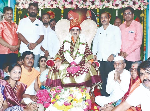ಚಿಂಚೋಳಿಯಲ್ಲಿ ಗುರುಪೂರ್ಣಿಮೆ ನಿಮಿತ್ತ ಬುಧವಾರ ಏರ್ಪಡಿಸಿದ್ದ ಗುರುವಂದನೆ ಕಾರ್ಯಕ್ರಮದಲ್ಲಿ ಶ್ರೀ ಡಾ.ಚನ್ನವಿರ ಶಿವಾಚಾರ್ಯರ ಪಾದಪೂಜೆ ಜರುಗಿತು. ವೀರೇಶ ಯಂಪಳ್ಳಿ, ಡಾ.ಸಂಗಮೇಶ ಮಂಡಿ, ಚನ್ನಬಸವ ಹಿರೇಮಠ, ಜಯಣ್ಣ ಡೋಲೆ ಇತರರಿದ್ದರು.