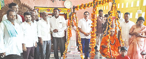 ನಿಡಗುಂದಾ ಕಂಚಾಳಕುಂಠಿ ನಂದೀಶ್ವರ ಮಠದಲ್ಲಿ ಗುರುಪೂರ್ಣಿಮೆ ನಿಮಿತ್ತ ಬುಧವಾರ ಶ್ರೀ ಕರುಣೇಶ್ವರ ಶಿವಾಚಾರ್ಯರಿಗೆ ಪುಸ್ತಕದ ತುಲಾಭಾರ ಸೇವೆ ಸಲ್ಲಿಸಲಾಯಿತು. ಶ್ರೀದೇವಿ, ಶಿವಕುಮಾರ, ಶರಣು ಶಂಕರ ಮೆಡಿಕಲ್​, ಮರೆಪ್ಪ ಗೌತಮ್​, ಬಸವರಾಜ ಕೊಂಡಪಳ್ಳಿ, ಸೂರ್ಯಪ್ರಕಾಶ, ಸಂಗಯ್ಯ ಸ್ವಾಮಿ ಅಣವಾರ ಇತರರಿದ್ದರು.