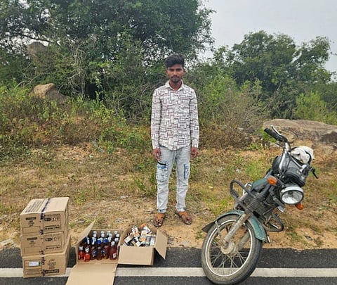 ಚಿಂತಾಮಣಿ ತಾಲೂಕಿನ ಬಟ್ಲಹಳ್ಳಿ ಪೊಲೀಸ್​ ಠಾಣಾ ವ್ಯಾಪ್ತಿಯಲ್ಲಿ ಅಕ್ರಮ ಮದ್ಯ ಸಾಗಾಟ ಮಾಡುತ್ತಿದ್ದ ಆರೋಪಿ, ಮಾಲು, ವಾಹನ ಸಮೇತ ಬಂಧಿಸುವ ಜಿಲ್ಲಾ ರಕ್ಷಣಾಧಿಕಾರಿಗಳ ವಿಶೇಷ ತಂಡ.