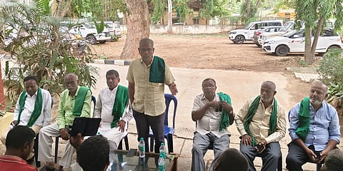 ದೇವನಹಳ್ಳಿ ಪಟ್ಟಣದ ಪ್ರವಾಸಿ ಮಂದಿರದಲ್ಲಿ ಸಂದ ಗ್ರಾಮಾಂತರ ಜಿಲ್ಲಾ ಸದಸ್ಯರ ಸಭೆಯಲ್ಲಿ ರೈತ ಸಂದ ಅಧ್ಯಕ್ಷ ಕೋಡಿಹಳ್ಳಿ ಚಂದ್ರಶೇಖರ್​, ರಾಜ್ಯ ಗೌರವಾಧ್ಯಕ್ಷ ಭಕ್ತರಹಳ್ಳಿ ಬೈರೇಗೌಡ, ಉಪಾಧ್ಯಕ್ಷರಾದ ವೆಂಕಟನಾರಾಯಣಪ್ಪ, ಕೆಂಚೇಗೌಡ ಇದ್ದರು. 