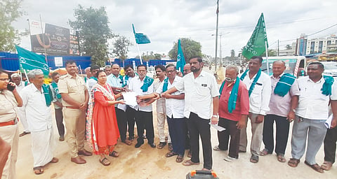 ತಮಿಳುನಾಡಿಗೆ Protest ಕಾವೇರಿ ನೀರು ಹರಿಸದಂತೆ ಒತ್ತಾಯಿಸಿ ರೈತ ಸಂಫದ ಗುಬ್ಬಿ ಶಾಖೆಯ ಸದಸ್ಯರು ತಹಸೀಲ್ದಾರ್​ ಆರತಿಗೆ ಮನವಿ ಸಲ್ಲಿಸಿದರು. ಸಂಘದ ಜಿಲ್ಲಾಧ್ಯಕ್ಷ ಎ.ಗೋವಿಂದರಾಜು, ತಾಲೂಕು ಅಧ್ಯಕ್ಷ ವೆಂಕಟೇಗೌಡ, ಮುಖಂಡರಾದ ಸಿ.ಟಿ.ಕುಮಾರ್​, ಮಂಜುನಾಥ್​, ಗುರು ಚನ್ನಬಸಪ್ಪ, ದೇವೇಗೌಡ, ಬಸವರಾಜು ಇತರರಿದ್ದರು.