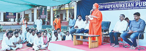 ಗಂಗಾವತಿ ತಾಲೂಕಿನ ಶ್ರೀ ವಿದ್ಯಾನಿಕೇತನ ಪಬ್ಲಿಕ್ ಶಾಲೆಯಲ್ಲಿ ಸ್ವಸ್ಥೃ ಸಮಾಜ ನಿರ್ಮಾಣಕ್ಕಾಗಿ ಸಿದ್ಧಗಂಗಾ ಮಠದಿಂದ ಹಮ್ಮಿಕೊಂಡಿದ್ದ ಅರಿವಿನ ಯಾತ್ರೆಗೆ ಕಾರ್ಯಕ್ರಮದಲ್ಲಿ ಶ್ರೀಮಠದ ಶಿವಸಿದ್ದೇಶ್ವರ ಸ್ವಾಮೀಜಿ ಮಾತನಾಡಿದರು. ಸಮೂಹ ಶಿಕ್ಷಣ ಸಂಸ್ಥೆ ಅಧ್ಯಕ್ಷ ನೆಕ್ಕಂಟಿ ಸೂರಿಬಾಬು, ಉಪಾಧ್ಯಕ್ಷ ನೆಕ್ಕಂಟಿ ಆದರ್ಶ, ಸಿಇಒ ನರೇಶ, ಆಡಳಿತ ನಿರ್ದೇಶಕ ಎಚ್.ಕೆ.ಚಂದ್ರಮೋಹನ್ ಇತರರಿದ್ದರು.