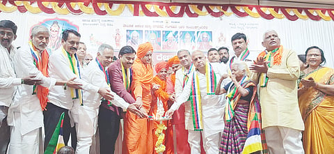 ಗಂಗಾವತಿ ಸಿಬಿಎಸ್ ಕಲ್ಯಾಣ ಮಂಟಪದಲ್ಲಿ ಹಮ್ಮಿಕೊಂಡಿದ್ದ ಶ್ರೀ ಜಗದ್ಗುರು ರೇಣುಕಾಚಾರ್ಯರ ಜಯಂತಿ ಯುಗಮಾನೋತ್ಸವ ಕಾರ್ಯಕ್ರಮವನ್ನು ಶಾಸಕ ಗಾಲಿ ಜನಾರ್ದನರೆಡ್ಡಿ ಉದ್ಘಾಟಿಸಿದರು. ಮಾಜಿ ಶಾಸಕ ಪರಣ್ಣ ಮುನವಳ್ಳಿ, ಮಾಜಿ ಸಂಸದ ಎಸ್.ಶಿವರಾಮನಗೌಡ, ಕಾಡಾ ಮಾಜಿ ಅಧ್ಯಕ್ಷರಾದ ಬಿ.ಎಚ್.ಎಂ.ತಿಪ್ಪೇರುದ್ರಸ್ವಾಮಿ, ಎಚ್.ಎಸ್.ಗಿರೇಗೌಡ, ಜಿಪಂ ಮಾಜಿ ಸದಸ್ಯ ಎಚ್.ಎಂ.ಸಿದ್ರಾಮಯ್ಯಸ್ವಾಮಿ ಇತರರಿದ್ದರು.
