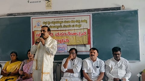 ಗಂಗಾವತಿ ಕಲ್ಮಠ ಶ್ರೀ ಚನ್ನಬಸವಸ್ವಾಮಿ ಮಹಿಳಾ ಕಾಲೇಜಿನಲ್ಲಿ ವಿಶ್ವಚೇತನ ವಿದ್ಯಾರ್ಥಿನಿ ಒಕ್ಕೂಟದಿಂದ ಏರ್ಪಡಿಸಿದ್ದ ಯುಗಾದಿ ವಸಂತೋತ್ಸವ ಕಾರ್ಯಕ್ರಮದಲ್ಲಿ ಪ್ರಾಚಾರ್ಯ ಡಾ. ಶರಣಬಸಪ್ಪ ಕೋಲ್ಕಾರ ಮಾತನಾಡಿದರು. ಉಪಪ್ರಾಚಾರ್ಯ ಡಾ.ಕೆ.ಎಂ.ಬಸವರಾಜ, ಅಧ್ಯಾಪಕರಾದ ಪ್ರೊ. ಜಿ.ಬಸವರಾಜ, ಡಾ.ಶಾರದಾ ಪಾಟೀಲ್, ಡಾ.ವಾಣಿಶ್ರೀ ಪಾಟೀಲ್, ಪ್ರೊ.ರುದ್ರಗೌಡ ಇದ್ದರು.
