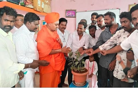 ಗಂಗಾವತಿ ಕರ್ನಾಟಕ ಶ್ರಮಜೀವಿ ಕಟ್ಟಡ ಮತ್ತು ಇತರೆ ನಿರ್ಮಾಣ ಕಾರ್ಮಿಕರ ಸೇವಾ ಸಂಘದ ಕಚೇರಿಯಲ್ಲಿ ಹಮ್ಮಿಕೊಂಡ ಸಂಘಟನಾತ್ಮಕ ಸಭೆಯನ್ನು  ಕೊಪ್ಪಳದ ಅಭಿನವ ಗವಿಸಿದ್ದೇಶ್ವರ ಸ್ವಾಮೀಜಿ ಉದ್ಘಾಟಿಸಿದರು. ರಾಜ್ಯಾಧ್ಯಕ್ಷ ಶಿವಕುಮಾರ ಗೌಡ, ಜಿಲ್ಲಾಧ್ಯಕ್ಷ ಇಂಗಳಗಿ ಪಂಪಾಪತಿ, ಪದಾಧಿಕಾರಿಗಳಾದ ಸೋಮಶೇಖರ ಶ್ರೇಷ್ಠಿ ಹನುಮಂತಪ್ಪ ಢಣಾಪುರ ಇತರರಿದ್ದರು.