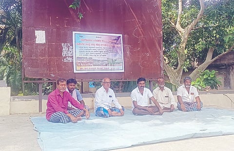 ಹೂವಿನಹಡಗಲಿ ತಾಲೂಕಿನ ಹಿರೇಹಡಗಲಿ ಗ್ರಾಮದ ಕೆರೆ ಸ್ವಚ್ಛತೆಗೆ ಆಗ್ರಹಿಸಿ ಗ್ರಾಪಂ ಕಚೇರಿ ಎದುರು ಗ್ರಾಮಸ್ಥರು ಪ್ರತಿಭಟನೆ ನಡೆಸಿದರು. 