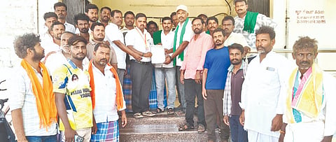 ರಾಜ್ಯದಲ್ಲಿ ವಿದ್ಯುತ್​ ವಿತರಣೆಯನ್ನು ಖಾಸಗೀಕರಣಗೊಳಿಸುತ್ತಿರುವುದನ್ನು ಕೂಡಲೇ ಕೈಬಿಡುವಂತೆ ಆಗ್ರಹಿಸಿ ರಾಜ್ಯ ರೈತ ಸಂದ ಪದಾಧೀಕಾರಿಗಳು ಜೆಸ್ಕಾಂ ಎಂಡಿಗೆ ಬರೆದ ಮನವಿಪತ್ರವನ್ನು ಎಇಇ ಅವರಿಗೆ ಸಲ್ಲಿಸಿದರು. ರಾಮನಗೌಡ ಸಿದ್ದಾಪುರ, ಬಾಪುಗೌಡ ಬಿರಾದಾರ, ಹನುಮಂತ್ರಾಯ ಕೆಂಭಾವಿ, ಸುಭಾಷ, ಸಂತೋಷ ತಳವಾರ, ಯಂಕೋಬ ಶುಕ್ಲಾ, ಮಂಜುನಾಥ ಬೊಮ್ಮನಹಳ್ಳಿ ಇದ್ದರು.