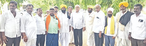 ಕೆಂಭಾವಿ ಬೀರಲಿಂಗೇಶ್ವರ ದೇವಸ್ಥಾನ ಆವರಣದಲ್ಲಿ ಸಮುದಾಯ ಭವನ ನಿರ್ಮಾಣಕ್ಕೆ ಅನುದಾನ ನೀಡುವಂತೆ ಆಗ್ರಹಿಸಿ ಬೀರಲಿಂಗೇಶ್ವರ ಸಮಿತಿ ಪದಾಧಿಕಾರಿಗಳು ಶಾಸಕ ಶರಣಬಸಪ್ಪ ದರ್ಶನಾಪುರ ಅವರಿಗೆ ಸೋಮವಾರ ಮನವಿಪತ್ರ ಸಲ್ಲಿಸಿದರು. ವಾಮನರಾವ ದೇಶಪಾಂಡೆ, ಮಹಿಪಾಲರೆಡ್ಡಿ ಡಿಗ್ಗಾವಿ, ಬಾಪುಗೌಡ ಡಿ.ಪಾಟೀಲ್​, ಮಾಳಪ್ಪ ಸುಕಂದ, ಶಾಂತಪ್ಪ ಯಲಗಲ್​, ರಾವುತಪ್ಪ ಯರಗಲ್​ ಇದ್ದರು.