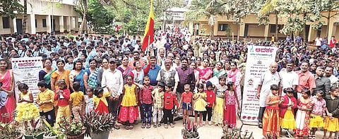 ಕಿಕ್ಕೇರಿಯ ಕೆಪಿಎಸ್ ಶಾಲಾವರಣದಲ್ಲಿ ಶನಿವಾರ ಆದರ್ಶ ಸುಗಮ ಸಂಗೀತಾ ಅಕಾಡೆಮಿ ಟ್ರಸ್ಟ್, ಸ್ಪಂದನಾ ಫೌಂಡೇಷನ್, ಕನ್ನಡ ಕಲಾ ಸಂಘದಿಂದ ಜರುಗಿದ ನಾಡಗೀತೆ, ಸುಗಮ ಸಂಗೀತ ಶತಮಾನೋತ್ಸವದಲ್ಲಿ ಗಾಯಕ ಕಿಕ್ಕೇರಿ ಕೃಷ್ಣಮೂರ್ತಿ ನೇತೃತ್ವದಲ್ಲಿ ಸಹಸ್ರಾರು ಕಂಠದಲ್ಲಿ ಮಕ್ಕಳು ಗೀತಗಾಯನ ನಡೆಸಿದರು. ಐಕನಹಳ್ಳಿ ಕೃಷ್ಣೇಗೌಡ, ಸಹದೇವ, ಕೆ.ಜೆ.ನಾರಾಯಣ, ಎಂ.ಎನ್.ಸುಬ್ರಹ್ಮಣ್ಯ, ವೆಂಕಟೇಶ್, ಮಮತಾ, ಗುರುಮೂರ್ತಿ ಮತ್ತಿತರರಿದ್ದರು. 