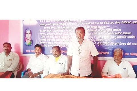 ಕನಕಗಿರಿ ಸಿಐಟಿಯು ಕಚೇರಿಯಲ್ಲಿ ಆಯೋಜಿಸಿದ್ದ ಕೃಷಿ ಕಾರ್ಮಿಕ ಸಂಘಟನೆಯ ಎರಡನೇ ಸಮ್ಮೇಳನದಲ್ಲಿ ಜಿಲ್ಲಾಧ್ಯಕ್ಷ ಬಸವರಾಜ ಮರಕುಂಬಿ ಮಾತನಾಡಿದರು. ತಾಲೂಕು ಅಧ್ಯಕ್ಷ ರಮೇಶ ಹೀರೆಡಂಕನಲ್, ಹಿರಿಯ ಉಪಾಧ್ಯಕ್ಷ ಗಂಗಾಧರಯ್ಯ ಸ್ವಾಮಿ, ಸಿಐಟಿಯು ತಾಲೂಕು ಸಮಿತಿ ಅಧ್ಯಕ್ಷ ಮಲ್ಲಪ್ಪ ಮ್ಯಾಗಡೆ ಇತರರಿದ್ದರು.