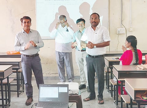 ಕುರುಗೋಡು ಸರ್ಕಾರಿ ಪ್ರಥಮ ದರ್ಜೆ ಕಾಲೇಜಿನಲ್ಲಿ ಆಯೋಜಿಸಿದ್ದ ಜನಗಣತಿ ತರಬೇತಿ ಕೇಂದ್ರಕ್ಕೆ ಅಪರ ಜಿಲ್ಲಾಧಿಕಾರಿ ಮಹಮ್ಮದ್ ಜುಬೇರ್ ಭೇಟಿ ನೀಡಿದ್ದರು. 