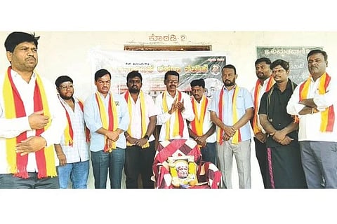 ಮಾನ್ವಿಯ ಕೋನಾಪುರ ಪೇಟೆ ಸರ್ಕಾರಿ ಪ್ರೌಢಶಾಲೆಯಲ್ಲಿ ಕರವೇ ತಾಲೂಕು ಘಟಕದಿಂದ ರಾಷ್ಟ್ರಕವಿ ಕುವೆಂಪು ಜನ್ಮದಿನ ಆಚರಿಸಲಾಯಿತು. ತಾಲೂಕು ಅಧ್ಯಕ್ಷ ನರಸಿಂಹ, ಪ್ರಮುಖರಾದ ನವೀನ್‌ಕುಮಾರ್, ಶ್ರೀನಿವಾಸ, ತಾಯಪ್ಪ ,ಮಹೇಂದ್ರ ನಾಯಕ, ಸಿದ್ದಪ್ಪ ಇತರರಿದ್ದರು. 