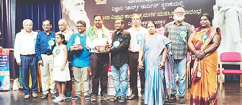ಕುಶಾಲನಗರ ಸಮೀಪದ ಕೂಡುಮಂಗಳೂರು ಸರ್ಕಾರಿ ಪ್ರೌಢಶಾಲೆಯ ಮುಖ್ಯ ಶಿಕ್ಷಕ ಟಿ.ಜಿ.ಪ್ರೇಮಕುಮಾರ್ ಅವರಿಗೆ ಡಾರ್ವಿನ್ ವಿಜ್ಞಾನ ಪ್ರಶಸ್ತಿ ಪ್ರದಾನ ಮಾಡಲಾಯಿತು. ಡಾ ರಾಮಕೃಷ್ಣ, ಚಳ್ಳಕೆರೆ ಯರ್ರೀಸ್ವಾಮಿ, ಡಾ. ನಿರಂಜನ ಆರಾಧ್ಯ, ಡಾ ವಸುಂಧರಾ ಭೂಮಿಕ, ಡಾ. ಸ್ವಾಮಿ, ನಾಗೇಶ್ ಇದ್ದರು.