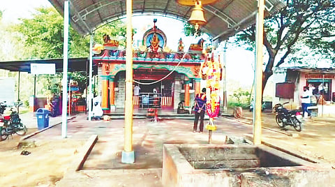 ಮಳವಳ್ಳಿ ಪಟ್ಟಣದ ಮದ್ದೂರು-ಮಳವಳ್ಳಿ ಮುಖ್ಯರಸ್ತೆ ಬದಿಯಲ್ಲಿರುವ ಕಳ್ಳತನ ನಡೆದಿರುವ ದಂಡಿನ ಮಾರಮ್ಮ ದೇವಸ್ಥಾನ.