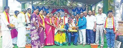 ಮಳವಳ್ಳಿ ತಾಲೂಕಿನ ರಾಗಿಬೊಮ್ಮನಹಳ್ಳಿ ಸರ್ಕಾರಿ ಪ್ರೌಢಶಾಲೆಯಲ್ಲಿ ಶನಿವಾರ ಹಮ್ಮಿಕೊಂಡಿದ್ದ ಬೀಳ್ಕೊಡುಗೆ ಸಮಾರಂಭದಲ್ಲಿ ಶಾಲೆಯಲ್ಲಿ 15 ವರ್ಷ ಕರ್ತವ್ಯ ನಿರ್ವಹಿಸಿ ನಿವೃತ್ತರಾದ ಮುಖ್ಯಶಿಕ್ಷಕ ಗುರುಸ್ವಾಮಿ ಅವರಿಗೆ ದಂಪತಿ ಸಮೇತ ಶಾಲಾಭಿವೃದ್ಧಿ ಸಮಿತಿ ವತಿಯಿಂದ  ಅಭಿನಂದಿಸಲಾಯಿತು. ಆರ್.ಬಿ.ಮಹದೇವಸ್ವಾಮಿ, ನಾಡಗೌಡರ ಪುಟ್ಟರಾಜು, ಪುಟ್ಟಬುದ್ದಿ, ಎಚ್.ಮಹೇಶ್, ಮಂಜು, ಪ್ರಕಾಶ್, ಆರ್.ಬಿ.ಮಹೇಶ್, ಬಿ.ಪಿ.ಪುಟ್ಟಬುದ್ದಿ, ಸಹ ಶಿಕ್ಷಕ ವೃಂದ ಇದ್ದರು. 