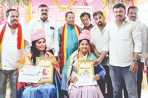  ಮಳವಳ್ಳಿ ಪಟ್ಟಣದಲ್ಲಿ ಸೋಮವಾರ ಆಯೋಜನೆಗೊಂಡಿದ್ದ  ರಾಜ್ಯ ಮಟ್ಟದ ಕವಿ-ಕಾವ್ಯ ಸಮ್ಮಿಲನ ಕಾರ್ಯಕ್ರಮದಲ್ಲಿ ವಿವಿಧ ಕ್ಷೇತ್ರದ ಸಾಧಕರಿಗೆ ಸಾಹಿತಿ ಟಿ. ಸತೀಶ್ ಜವರೇಗೌಡ ಪ್ರಶಸ್ತಿ ಪ್ರದಾನ ಮಾಡಿದರು. ಎಲ್. ಚೇತನ್ ಕುಮಾರ್, ಟಿ.ಎಂ. ಪ್ರಕಾಶ್, ಚುಂಚಣ್ಣ ಕಲ್ಲಾರೆಪುರ, ಮಂಗಲ ಎಂ.ಇ. ಶಿವಣ್ಣ ಇದ್ದರು