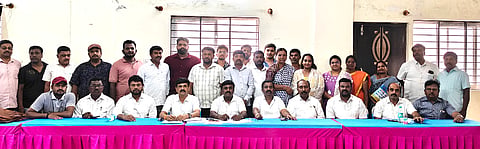 ನೆಲಮಂಗಲ ತಾಲೂಕು ಕಾಂಗ್ರೆಸ್​ ಕಚೇರಿಯಲ್ಲಿ ಕಾಂಗ್ರೆಸ್​ನಿಂದ ಮುಖ್ಯಮಂತ್ರಿ ಪದಗ್ರಹಣ ಸಮಾರಂಭ ಕುರಿತು ಆಯೋಜಿಸಿದ್ದ ಸಭೆಯಲ್ಲಿ ನೆ.ಯೋ.ಪ್ರಾಧಿಕಾರ ಸದಸ್ಯ ವೆಂಕಟೇಶ್​, ಮಾಜಿ ಅಧ್ಯಕ್ಷ ಎಂ.ನಾರಾಯಣ್​ಗೌಡ, ಮಾಜಿ ಸದಸ್ಯ ಬಿ.ಜಿ.ವಾಸು, ನಗರಸಭೆ ಉಪಾಧ್ಯಕ್ಷ ಆನಂದ್​ ಇದ್ದರು. 