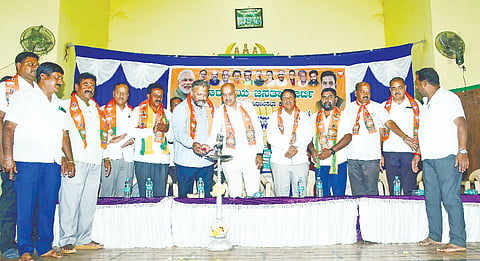  ನಗರದ ಖಾಸಗಿ ಕಲ್ಯಾಣ ಮಂಟಪದಲ್ಲಿ ಮಾಜಿ ಶಾಸಕ ಹರ್ಷವರ್ಧನ್ ನೇತೃತ್ವದಲ್ಲಿ ಬಿಜೆಪಿ ವತಿಯಿಂದ ಸಂಘಟನಾತ್ಮಕ ವಿಶೇಷ ಸಭೆ ನಡೆಸಲಾಯಿತು. ಎಸ್.ಮಹದೇವಯ್ಯ, ಸಿಂಧುವಳ್ಳಿ ಕೆಂಪಣ್ಣ, ಕುಂಬರಹಳ್ಳಿ ಸುಬ್ಬಣ್ಣ ಸೇರಿದಂತೆ ಇತರರು ಇದ್ದರು.