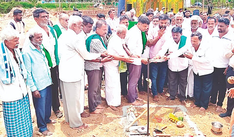 ಪಾಂಡವಪುರ ತಾಲೂಕಿನ ಕೆ.ಹೊಸೂರು ಬಳಿ ವಿದ್ಯುತ್ ಉತ್ಪಾದನಾ ಉಪ ಕೇಂದ್ರಕ್ಕೆ ಶಾಸಕ ದರ್ಶನ್ ಪುಟ್ಟಣ್ಣಯ್ಯ ಭೂಮಿಪೂಜೆ ನೆರವೇರಿಸಿದರು. ಕೆ.ರವಿಕುಮಾರ್, ವೈ.ಪಿ.ಮಂಜುನಾಥ್, ಟಿ.ಎಸ್.ಹಾಳಯ್ಯ, ವೆಂಕಟೇಶ್ ಮೊದಲಿಯಾರ್ ಇತರರು ಇದ್ದರು.