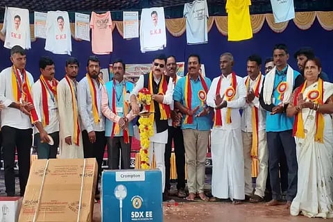 ಸಾಗರದಲ್ಲಿ ಶ್ರಮಜೀವಿ ಕಟ್ಟಡ ಕಾರ್ಮಿಕರ ಸಂಘದ ಪದಾಧಿಕಾರಿಗಳ ಪದಗ್ರಹಣ ಕಾರ್ಯಕ್ರಮವನ್ನು ಶಾಸಕ ಗೋಪಾಲಕೃಷ್ಣ ಬೇಳೂರು ಉದ್ಘಾಟಿಸಿದರು. ರಾಮಚಂದ್ರ ಮೇಸ್ತಿ, ಗಣಪತಿ ಮಂಡಗಳಲೆ, ಲಲಿತಮ್ಮ, ಸೈಯದ್ ಜಾಕೀರ್ ಇತರರಿದ್ದರು.