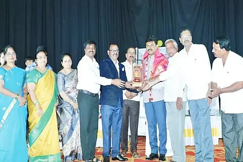 ಶಿಕಾರಿಪುರದಲ್ಲಿ ಸರ್ಕಾರಿ ಪಿಯು ಕಾಲೇಜಿನ ಕ್ರೀಡಾ, ಸಾಂಸ್ಕೃತಿಕ ಸಮಾರೋಪ ಸಮಾರಂಭದಲ್ಲಿ ಸಂಸದ ಬಿ.ವೈ.ರಾಘವೇಂದ್ರ ಅವರನ್ನು ಗೌರವಿಸಲಾಯಿತು. ಬಿ.ಎಸ್.ಪಾಟೀಲ್, ರವೀಂದ್ರ, ತಿಪ್ಪೇಶಪ್ಪ, ಹಾಲೇಶಪ್ಪ,  ಮಂಗಳಾ, ರೇಣುಕಾ ಇತರರಿದ್ದರು.