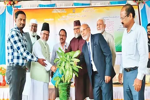 ಶಿಕಾರಿಪುರದ ಜುಬೇದಾ ಉರ್ದು ಡಿಗ್ರಿ ಕಾಲೇಜಿನಿಂದ ಏರ್ಪಡಿಸಿದ್ದ ವಿಚಾರ ಸಂಕಿರಣವನ್ನು ಮೌಲಾನಾ ಮಫ್ತಿ ಮೊಹಮ್ಮದ್ ಅಲಿ ಉದ್ಘಾಟಿಸಿದರು. ಬಿ.ಜಿ.ಚನ್ನಪ್ಪ, ವಿನಯ್ ಆರಾಧ್ಯ, ಡಾ. ಹಾಫಿಜ್ ಕರ್ನಾಟಕಿ ಇತರರಿದ್ದರು.