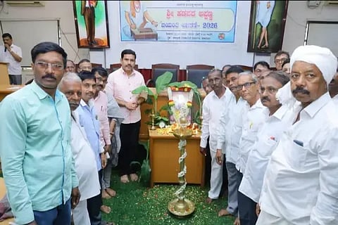 ಶಿಕಾರಿಪುರದಲ್ಲಿ ಹಡಪದ ಅಪ್ಪಣ್ಣ ಅವರ ಜಯಂತಿಯಲ್ಲಿ ಶಾಸಕ ಬಿ.ವೈ.ವಿಜಯೇಂದ್ರ, ಶಿವಕುಮಾರ್, ಲೋಕೇಶಪ್ಪ, ಉದಯಕುಮಾರ್, ವೀರಭದ್ರಪ್ಪ ಇತರರಿದ್ದರು.
