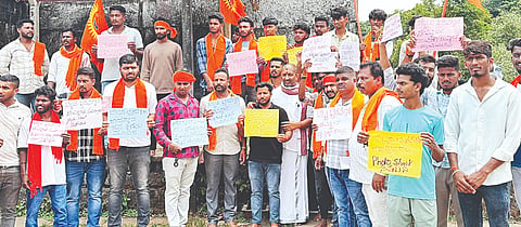 ಬೆಟ್ಟದ ಭೈರವೇಶ್ವರ ದೇವಾಲಯದ ಅವರಣದಲ್ಲಿ ಗ್ರಾಮಸ್ಥರು ಸಭೆ ನಡೆಸಿ ಚೀತ್ರಿಕರಣಕ್ಕೆ ನಿಷೇದ ಹೇರುವಂತೆ ಆಗ್ರಹಿಸಿದರು.