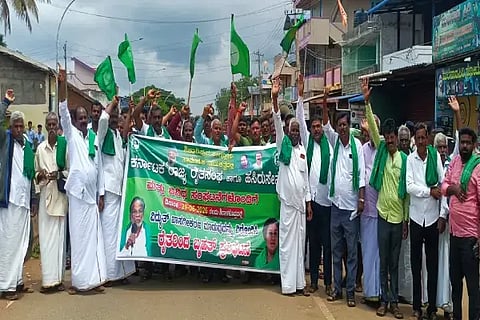 ವಿದ್ಯುತ್ ಖಾಸಗೀಕರಣ ವಿರೋಧಿಸಿ ಶಿರಾಳಕೊಪ್ಪದಲ್ಲಿ ರಾಜ್ಯ ರೈತ ಸಂಘದ ನೇತೃತ್ವದಲ್ಲಿ ರೈತರು ಪ್ರತಿಭಟನೆ ನಡೆಸಿದರು. ಈರಣ್ಣ ಪ್ಯಾಟಿ, ರಾಮಣ್ಣ ಕೆಂಚಳ್ಳಿ, ಎಚ್.ಎಸ್.ಮುಲ್ಲಾ, ರಾಜು ಮುಗಳಿಕೊಪ್ಪ, ರಾಜು ಹೊಸಮನೆ, ಹಾಲಪ್ಪ ಗೌಡ ಇತರರಿದ್ದರು.
