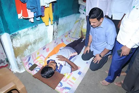 ಬಿದರಿಕೊಪ್ಪ ಗ್ರಾಮದ ಹೂವ ನಾಯ್ಕ ಅವರ ಮನೆಗೆ ತೆರಳಿ ಶಾಸಕ ಬಿ.ವೈ.ವಿಜಯೇಂದ್ರ ಆರೋಗ್ಯ ವಿಚಾರಿಸಿದರು.