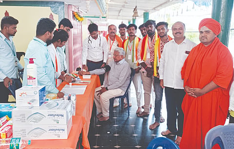 ವಿಜಯಪುರದ ಬಸವಕಲ್ಯಾಣ ಮಠದಲ್ಲಿ ಹಮ್ಮಿಕೊಂಡಿದ್ದ ಆರೋಗ್ಯಶಿಬಿರದಲ್ಲಿ ರಾಜ್ಯ 5ನೇ ಹಣಕಾಸು ಆಯೋಗದ ಅಧ್ಯಕ್ಷ ಸಿ.ನಾರಾಯಣಸ್ವಾಮಿ ಅವರು ಆರೋಗ್ಯ ತಪಾಸಣೆ ಮಾಡಿಸಿಕೊಂಡರು. ಬಸವಕಲ್ಯಾಣ ಮಠದ ಕಿರಿಯ ಶ್ರೀ ಸದಾಶಿವ ಸ್ವಾಮೀಜಿ ಹಾಗೂ ಇತರರು ಇದ್ದರು.