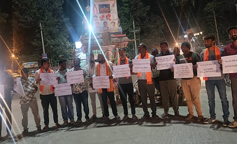 ವಿಜಯಪುರ ಅಂಕತಟ್ಟಿ ನಂಜುಂಡಪ್ಪ ವೃತ್ತದಲ್ಲಿ ಬಾಂಗ್ಲಾದೇಶದ ವಿರುದ್ಧ ವಿಶ್ವ ಹಿಂದು ಪರಿಷತ್​ ಮತ್ತು ಬಜರಂಗದಳದ ಕಾರ್ಯಕರ್ತರು ಆಕ್ರೋಶ ವ್ಯಕ್ತಪಡಿಸಿದರು. ಪ್ರಮುಖರಾದ ನಾಗೇಂದ್ರ, ಶಾಮಣ್ಣ, ರವಿ, ಚಂದನ್​, ಸಾಗರ್​ ಹಾಗೂ ಬಜರಂಗದಳದ ಪದಾಧಿಕಾರಿಗಳಾದ ಬಲರಾಮ್​, ಮಹೇಶ್​ ಬಾಬು, ಮಣಿ, ಮುನಿಕೃಷ್ಣ, ರಾಹುಲ್​, ಎಬಿವಿಪಿಯ ಮನೋಜ್​, ಕಾರ್ಯಕರ್ತರು ಇದ್ದರು.