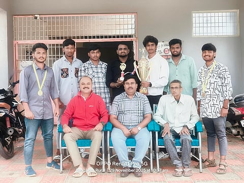 ವಿಜಯಪುರದ ಶ್ರೀ ಸಾಯಿ ಜ್ಞಾನಗಂಗಾ ಪದವಿ ಕಾಲೇಜಿನಲ್ಲಿ ಆಯೋಜಿಸಿದ್ದ ಸಂಸತ್​ ಕ್ರೀಡಾ ಮಹೋತ್ಸವದಲ್ಲಿ ಪ್ರಥಮ ಸ್ಥಾನ ಗಳಿಸಿದ ವಿದ್ಯಾರ್ಥಿಗಳಿಗೆ ಪಾರಿತೋಷಕ, ಪದಕ ಹಾಗೂ ಪ್ರಶಸ್ತಿ ಪತ್ರಗಳನ್ನು ದೇವನಹಳ್ಳಿ ಶ್ರೀ ವೆಂಕಟೇಶ್ವರ ವಾಣಿಜ್ಯ ವಿದ್ಯಾ ಶಾಲೆ ಸಂಸ್ಥಾಪಕ ಪ್ರಾಂಶುಪಾಲ ಎನ್​.ಪುಟ್ಟರಾಜ್​ ವಿತರಿಸಿದರು.   ರಾಷ್ಟ್ರೀಯ ಯುವ ಯೋಜನೆಯ ರಾಜ್ಯ ಸಂಯೋಜಕ ಡಾ.ವಿ.ಪ್ರಶಾಂತ, ಉಪನ್ಯಾಸಕ ಕೆ.ಎಂ.ನಾಗರಾಜ್​ ಇತರರಿದ್ದರು.