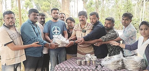 ಸಹರಾ ಫ್ರೆಂಡ್ಸ್ ತಂಡದಿಂದ ಆರ್ಜಿ ಗ್ರಾಮದ ಶಕ್ತಿ ವೃದ್ಧಾಶ್ರಮಕ್ಕೆ ಊಟದ ಸಲಕರಣೆಗಳ ಕೊಡುಗೆ ನೀಡಲಾಯಿತು. ಕೆ.ಬಿ.ಸುಮೇಶ್, ಇ. ಮಂಜುನಾಥ್,ಲವೀಸ್, ಸಮಿಉಲ್ಲಾ, ಸಂಶು, ಲೋಕೇಶ್, ಅಜಮಲ್, ಶಿವರಾಂ ಇದ್ದರು.