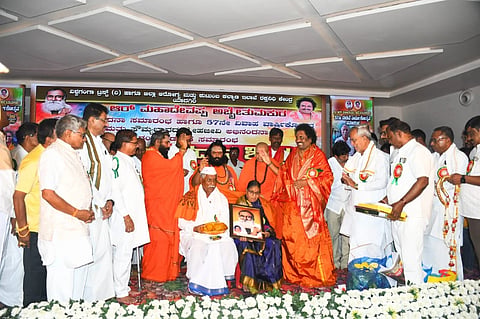 ಯಾದಗಿರಿಯಲ್ಲಿ ಬುಧವಾರ ಆಯೋಜಿಸಿದ್ದ ಕಾರ್ಯಕ್ರಮದಲ್ಲಿ ಅಖಿಲ ಭಾರತ ಶರಣ ಸಾಹಿತ್ಯ ಪರಿಷತ್​ ಉಪಾಧ್ಯಕ್ಷ ಆರ್​.ಮಹಾದೇವಪ್ಪ ದಂಪತಿ ಅವರನ್ನು ಅಬ್ಬೆತುಮಕೂರಿನ ವಿಶ್ವಾರಾಧ್ಯರ ಮಠದ ಪೀಠಾಧಿಪತಿ ಶ್ರೀ ಡಾ.ಗಂಗಾಧರ ಸ್ವಾಮೀಜಿ ಸನ್ಮಾನಿಸಿದರು. ಶಿವಸಿದ್ದಸೋಮೇಶ್ವರ ಸ್ವಾಮೀಜಿ, ಗುರುಮಠಕಲ್​ ಖಾಸಾಮಠದ ಶ್ರೀಗಳು, ಶಾಸಕ ಚನ್ನಾರಡ್ಡಿ ಪಾಟೀಲ್​ ಇತರರಿದ್ದರು.