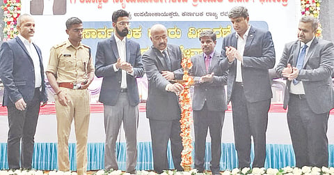 ಯಾದಗಿರಿಯಲ್ಲಿ ಶುಕ್ರವಾರ ಆಯೋಜಿಸಿದ್ದ ಸಾರ್ವಜನಿಕರ ದೂರ ವಿಚಾರಣೆ ಮತ್ತು ಪ್ರಕರಣಗಳ ವಿಲೇವಾರಿ ಸಭೆಯನ್ನು ಉಪ ಲೋಕಾಯುಕ್ತ ನ್ಯಾಯಮೂರ್ತಿ ಕೆ.ಎನ್​.ಫಣೀಂದ್ರ ಉದ್ಘಾಟಿಸಿದರು. ಡಿಸಿ ರಾಹುಲ್​ ತುಕಾರಾಮ ಪಾಂಡ್ವೆ, ಜಿಪಂ ಸಿಇಒ ಲವೀಶ್​ ಓರ್ಡಿಯಾ, ಕಿರಣ ಪಿ.ಎಂ.ಪಾಟೀಲ್​, ಪೃಥ್ವಿಕ್​ ಶಂಕರ್​, ಸಿದ್ದರಾಜು, ಮರಿಯಪ್ಪ ಇತರರಿದ್ದರು.